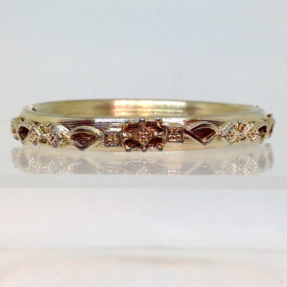Vintage🌟 Gold Tone 🌟Hinged Cuff Bracelet